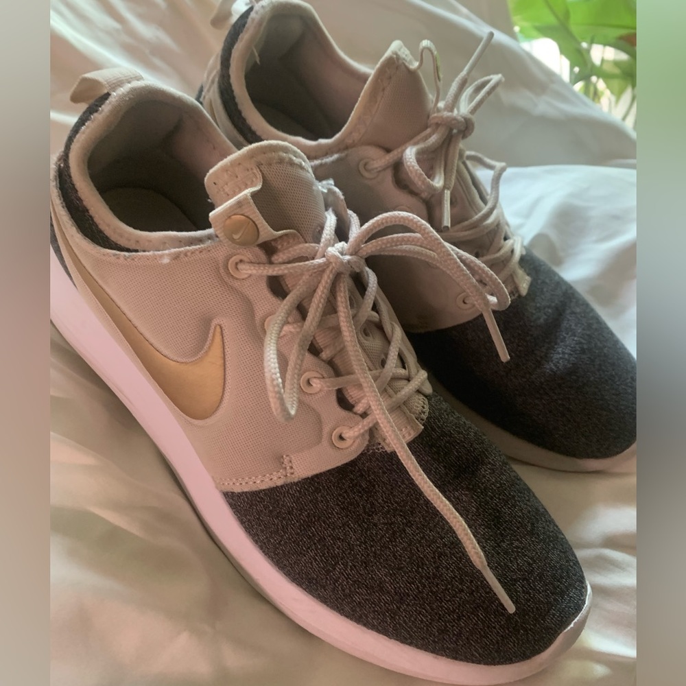 Nike Tennis Shoes